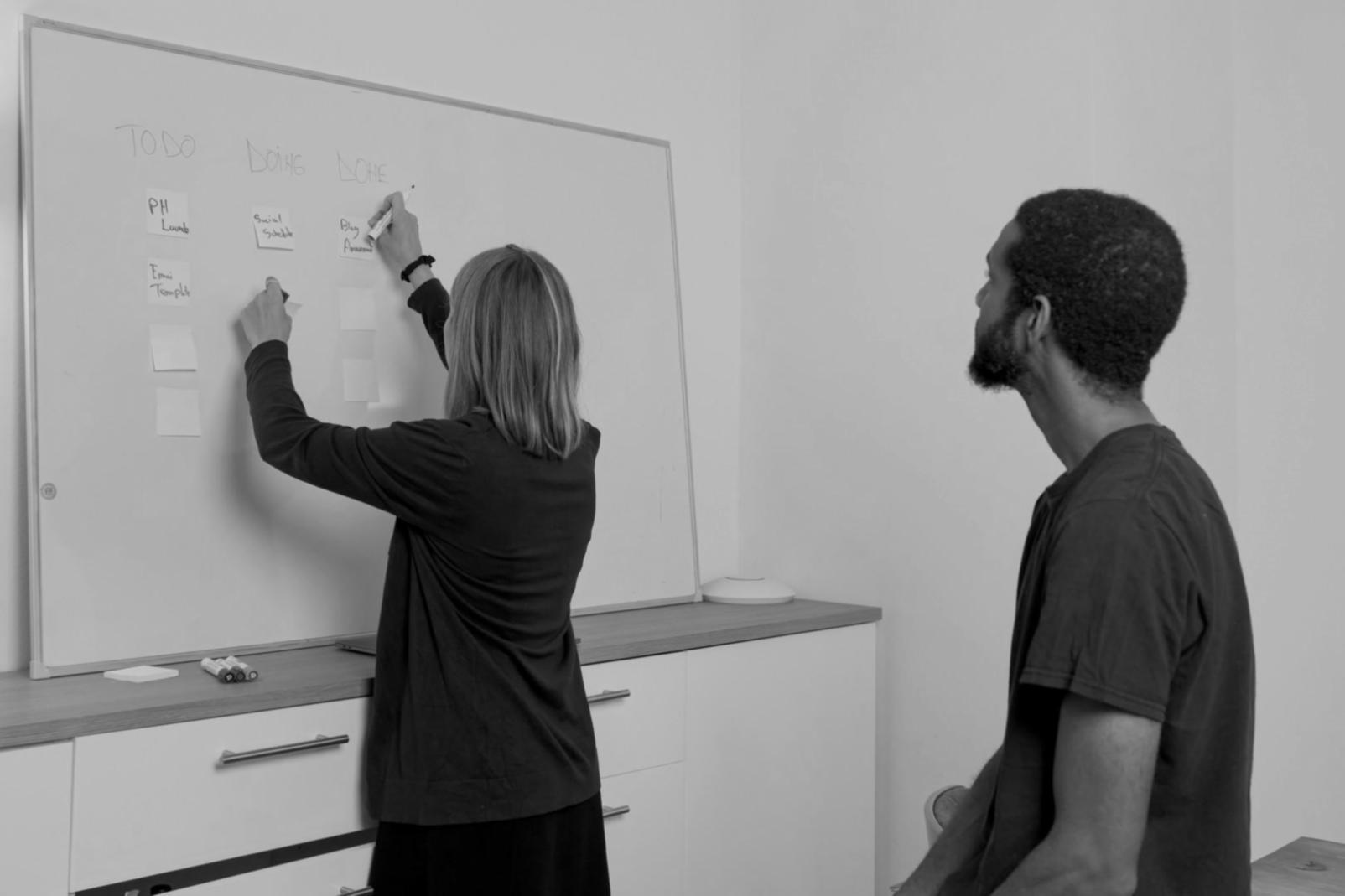 Unser Büro in Berlin mit modernem Arbeitsbereich für Finanzberatung